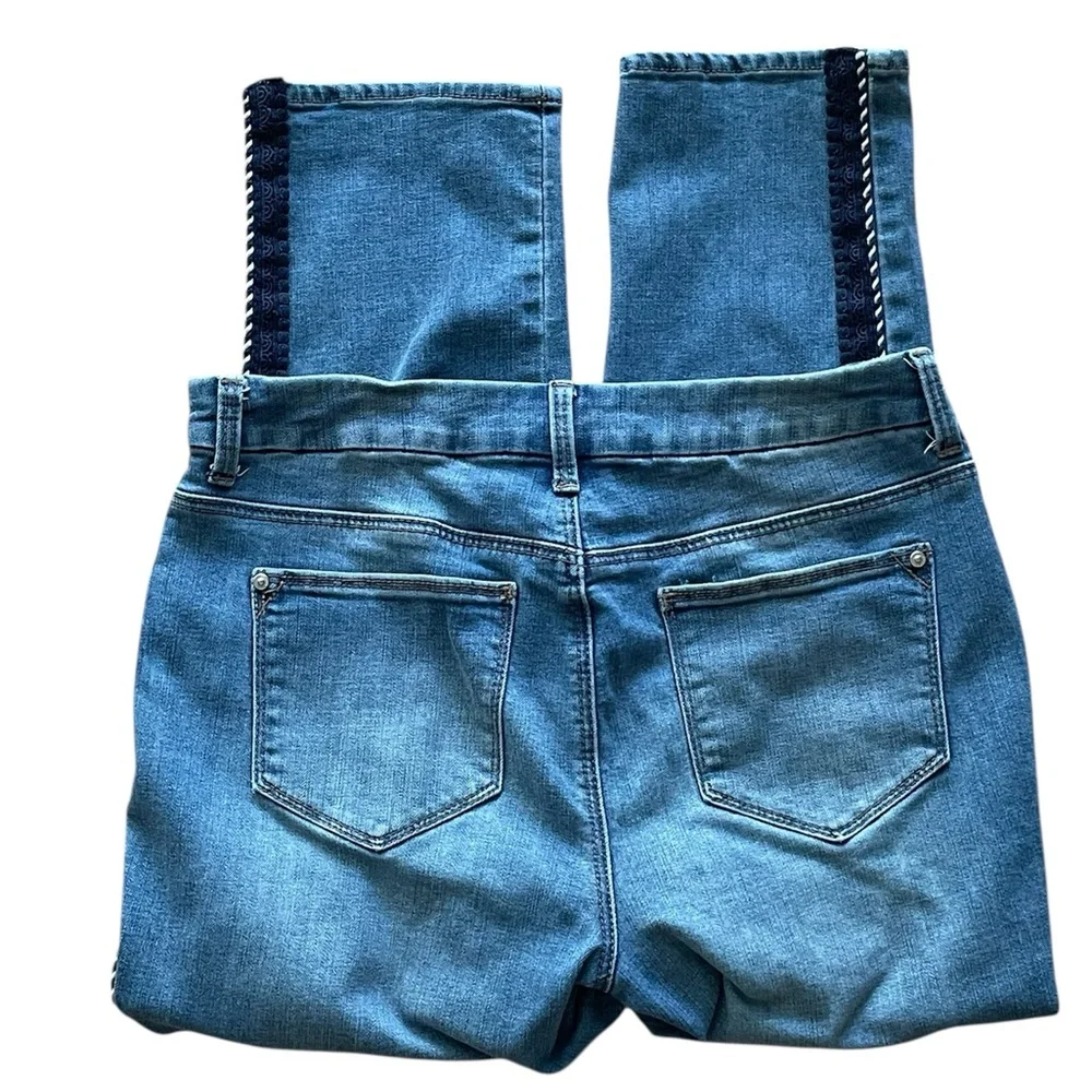 CHICO’S Girlfriend So Slimming Cropped Jean Braided Side Trim Light Wash Size 6
